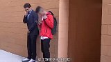 国外爆笑街头恶搞：男子扮特工说了一声干掉他，吓得路人撒腿就跑