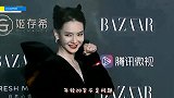 李若彤这状态怕是只有20岁，穿绿色挂脖蕾丝裙，裸背线条太美了