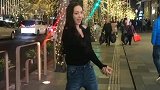 爷爷奶奶在后面有点不好意思