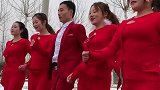 新郎带着四位伴娘在雪地里舞起来啦！