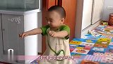 萌宝一岁了终于学会走路，接下来的萌表情，爸妈看了很欢喜！