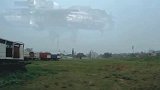 巨型碟状UFO出现在农场上空，周围还有外星战舰飞过