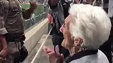 足球-15年-热爱 米内罗竞技94岁老奶奶现场高唱加油歌曲-新闻