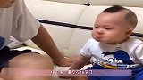 宝爸故意打了萌宝一下，不料把萌宝惹急眼了，接下来一幕忍住别笑