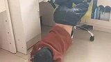 小男孩写作业姿势太好笑了