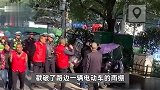 网传湖南一执法人员捅破电动车雨棚，网友质疑执法粗暴，交警回应