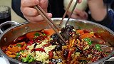 韩国兄妹吃中国的毛血旺，配大白馒头可真香，辣的直吸溜还想吃！