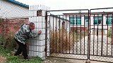 夫妻俩回家碰见小偷撬门，机智老婆套路小偷元，真有才