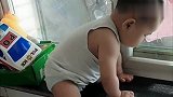 小宝宝坐在窗台上搞这事，看到这一幕真想把他扔了！