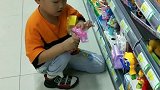 小萌娃和妈妈逛超市，太开心了