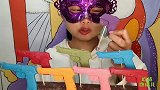 妹子吃“手枪造型棒棒巧克力”迷你精致，柔滑甜脆
