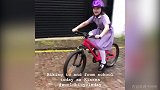 贝家小七又长大啦！骑自行车上下学乐开花 紫裙红车如小天使