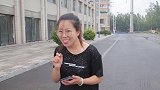美女没钱买零食，还想在路边碰瓷小伙，真是太逗了