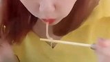 冒着热气的海鲜大咖，妹子你为什么只吃里面的粉丝