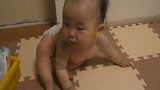 小宝宝地上爬,这背上胎记也太多了吧,你妈怀你时都吃了些啥呀!