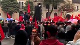 万人空巷只为一场足球赛 越南球迷街头聚集看球热血沸腾