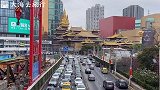 上海静安寺，处在繁华喧闹的市中心，房顶金光闪闪的太显眼了！