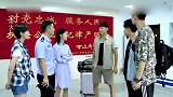 美女转身就喊领导爸，怎料警员懵了，也跟着叫爸，场面搞笑！