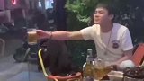 农村小伙与流浪汉畅快喝酒，网友：你我皆是流浪者！
