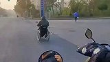 大爷超速码，结果愣是追不上