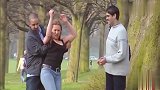 女子拐杖掉了，路人帮忙，结果被吓住了