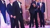婚礼伴郎团出场踢正步，气场瞬间拉满。网友：满满的仪式感