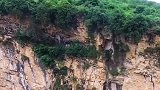 这是一条沿着悬崖修建的道路