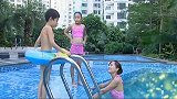美雪找到小蓝：小蓝姐姐，你学会游泳了？小蓝：突然就学会了！