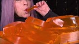 是超级爽口的橙色果冻粉呀，看小姐姐吃就馋了