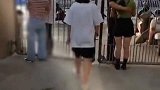 妹子，你这样容易挨打，让旁边的妹子情何以堪