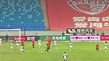 实拍张弛吊射球门后视角 申花门将薛庆浩站位靠前