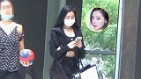 张天爱逛街穿运动内衣露蛮腰配热裤秀好身材