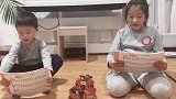 姐和弟弟一起学唱歌，两个人相处的真和谐，真叫人喜欢啊！