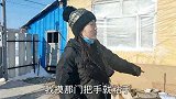 东北晒衣服都是奇景，小刀差点把衣服撅折，被刺老芽骂一顿老实了