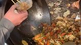 野餐炒鸡不料手一抖锅翻了，快吃！在最上面的问题不大
