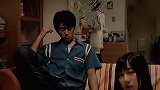 姐姐家中做饭，姐夫妹妹客厅传情，姐夫心里很欢喜！