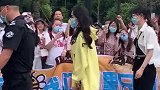 杨幂现身玩下衣失踪，一双美腿超抢镜