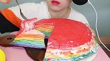 美女试吃彩虹千层蛋糕