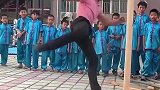 甩腿断木，大哥真是个硬汉
