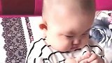 宝宝在床上拉臭臭，不料妈妈发现，宝宝反应萌翻啦