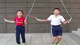 现在小朋友的爆发力，是不可斗量的，跳绳玩出新花样！