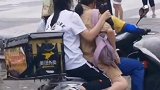 暖心！雨后积水成河，外卖小哥不厌其烦来回接送️发现身边的温暖 正能量