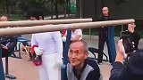 大爷还是你大爷，顽皮老人玩倒立