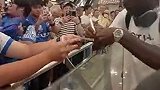 申花新援恩拉沃已飞抵上海 大量球迷接机
