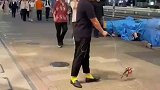 大叔你在遛一种很新奇的宠物