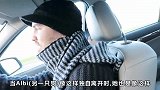 Emilia和狗狗坐在车后座,还不停抚摸安慰狗狗,太暖心了