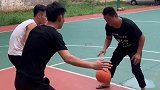老表你篮球打得很不错就是有点费鞋子