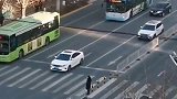 没有红绿灯的人行道,白色车主见状礼让行人,为这种正能量点赞