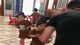 自从生了四胞胎女儿，爸爸每天这样给她们打饭，太有秩序了！