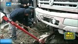 新闻直通车-20120321-安徽:两少女被压车下.群众自发救援